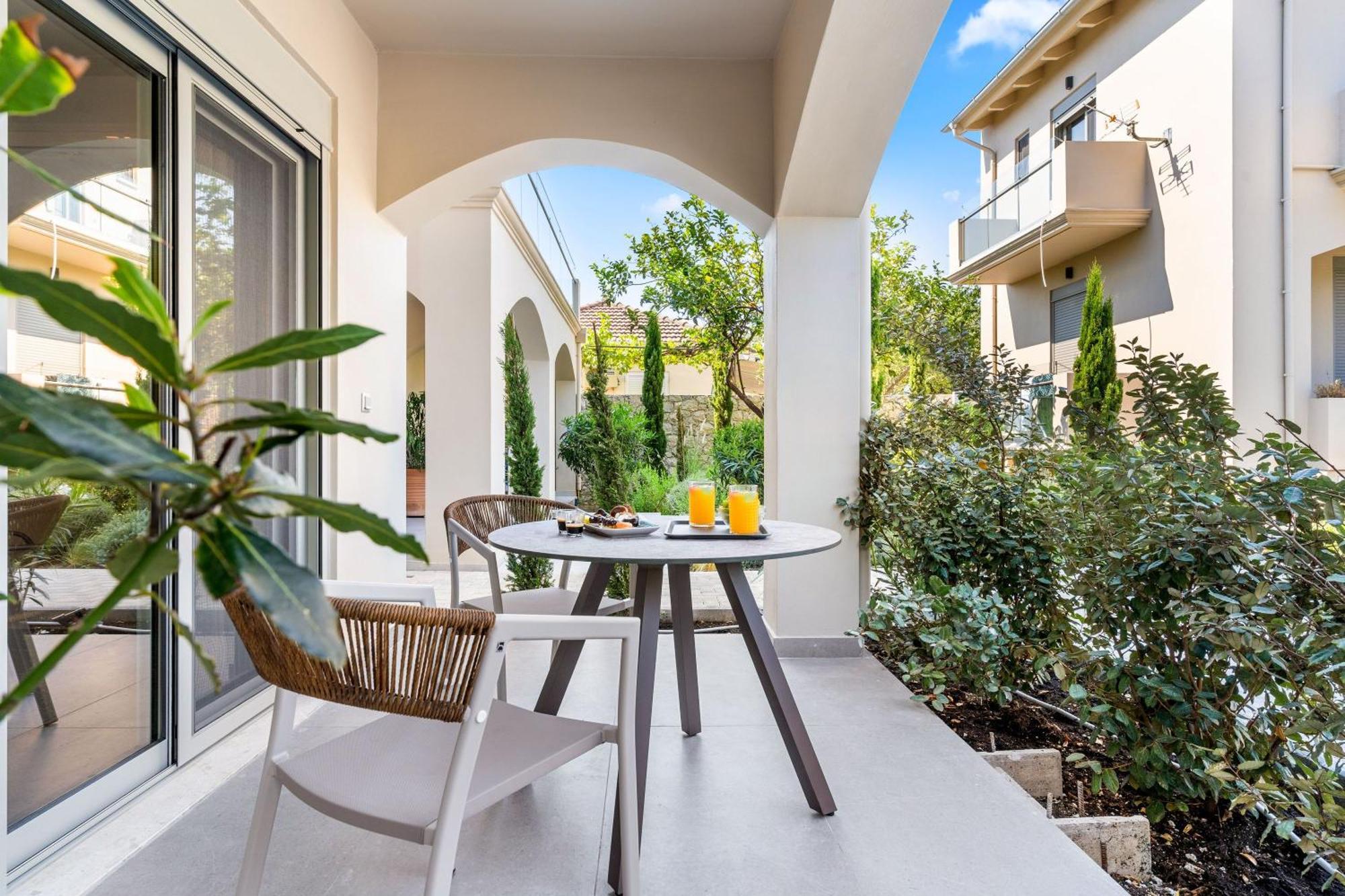 Blue Symphony Suites Apartments ニキアナ エクステリア 写真